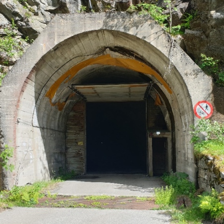 Tunnel pour accéder à la ferme Kjeåsen. Kjeasen