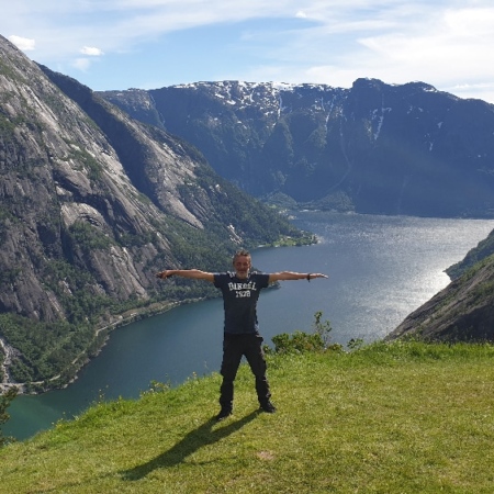 Au niveau de la ferme Kjeåsen, le fjord avec Eidfjord sur la gauche. Kjeasen