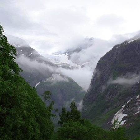 Dans les nuages, le glacier Kjenndal. Kjenndal