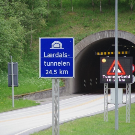 Le tunnel routier record de Norvège et du monde avec 24,5 km de longueur. Tunnel de Lærdal