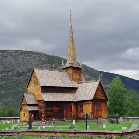 Lom Stavkirke, l'église en bois de Lom, bien plus récente que les précédentes. Lom