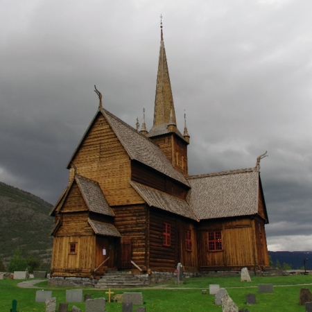 Lom Stavkirke, l'église en bois de Lom, bien plus récente que les précédentes. Lom