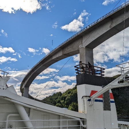 Le pont en S de Måløy vu depuis le ferry. Maloye.