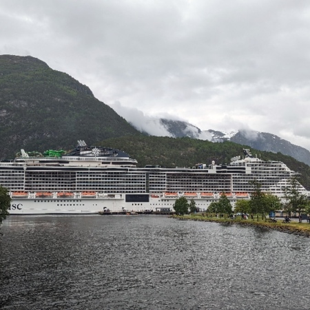 Un navire de la flotte MSC accosté dans le port d'Hellesylt. Ferry Hellesylt Geiranger