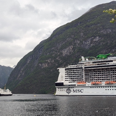 Notre ferry rentre dans le port d'Hellesylt. Ferry Hellesylt Geiranger