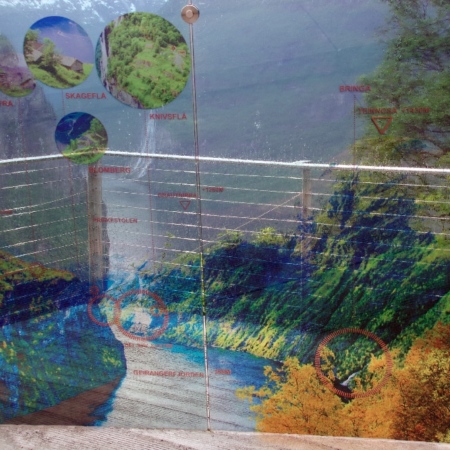 Une sorte de plan panoramique sur une plaque de verre. Ørnevegen viewpoint