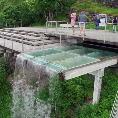 L'aménagement de ce point de vue avec cette cascade où l'eau coule sur des vitres avec en dessous le vide. Ørnevegen viewpoint