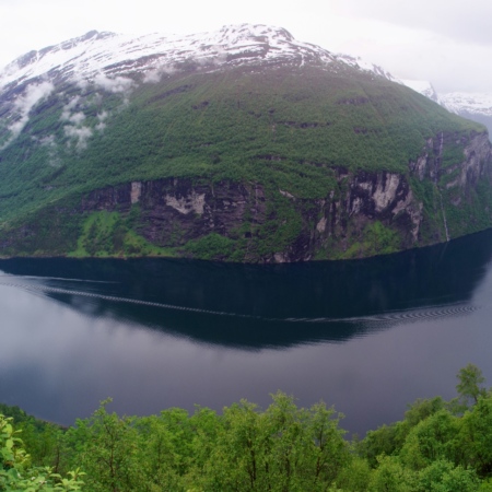 Point de vue sur le Geiranger fjord à 500 m d'altitude. Ørnevegen viewpoint