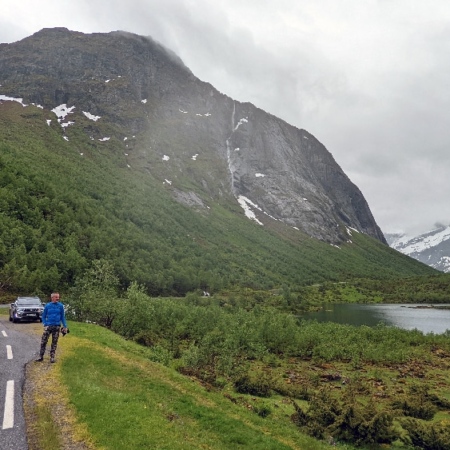 Nous reprenons la route en sens inverse. Route pour Øye.