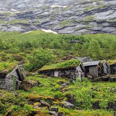 D'autres petites maison au toit en pelouse, certainement pour les bergers. Route pour Øye.
