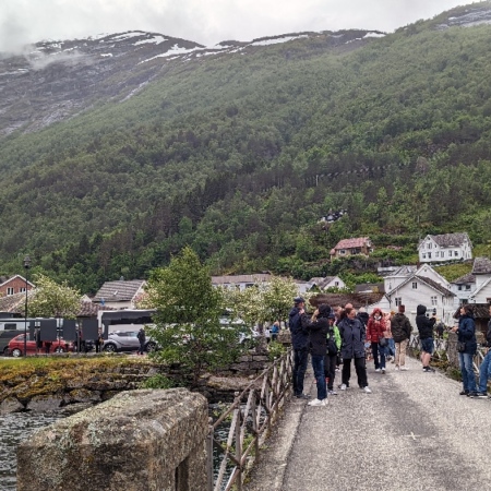 Les passagers du MSC et du ferry déambulent dans le port d'Hellesylt. Ferry Hellesylt Geiranger