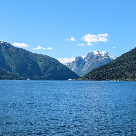 Le fjord de Sognefjord. Passage en ferry. Sognefjord