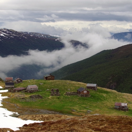 Joli point de vue sur cette vallée ... pleine de nuages. Vedahaugane