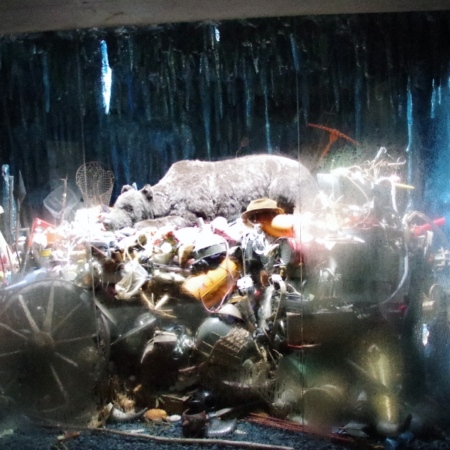 Une sculpture contemporaine d'un ours en hibernation sur un tas de déchet. Vedahaugane