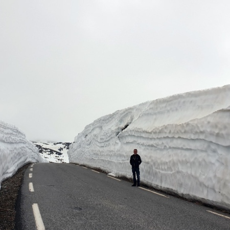 Nous sommes à plus e 1 300 m d'altitude. Murs de neige impressionnants. Vedahaugane