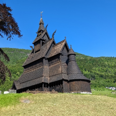 Sur les hauteurs de Vikoyri, une jolie église en bois. Vikoyri