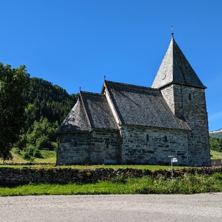 Sur les hauteurs de Vikoyri, une église bâtie en pierre. Vikoyri