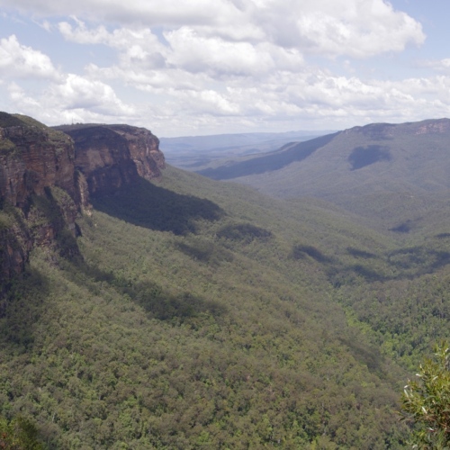 Sentiers au travers de la falaise avec de magnifiques points de vue. Blue Mountains
