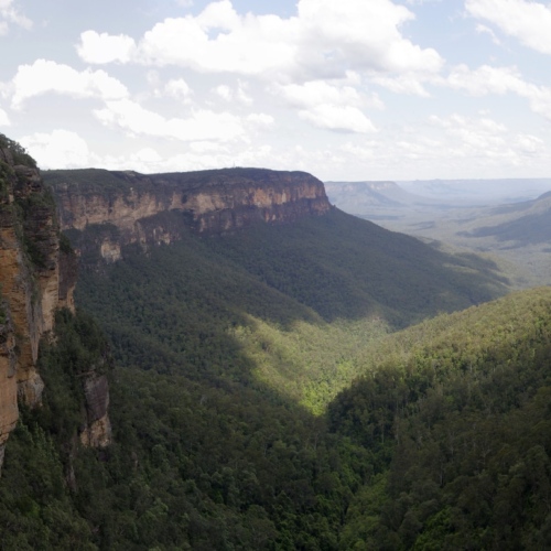 Sentiers au travers de la falaise avec de magnifiques points de vue. Blue Mountains