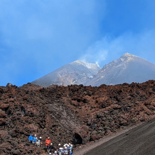 Randonnée sur l'Etna. Nous écoutons les explications de notre guide francophone. Italie, Etna.