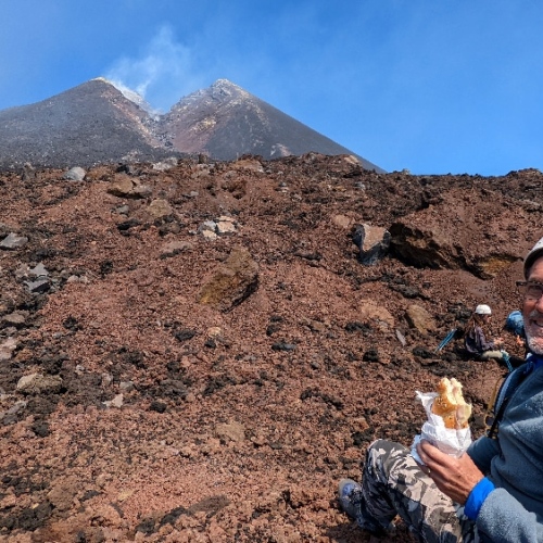 Randonnée sur l'Etna. Arrêt pour le casse-croûte en face des cratères sommitaux. Italie, Etna.