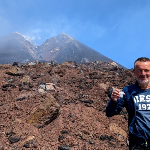Randonnée sur l'Etna. Notre guide nous fait découvrir le vin sicilien. Italie, Etna.