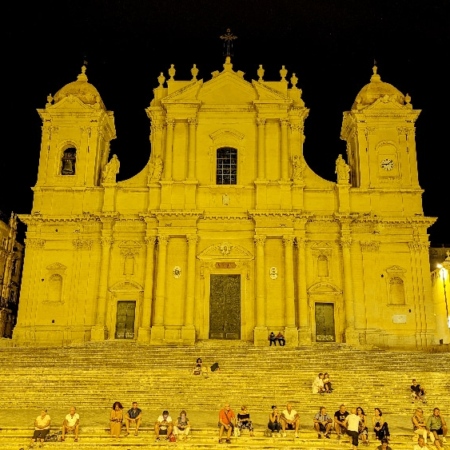 Soirée électorale à Noto avec le discours d'un candidat. Italie, Noto.
