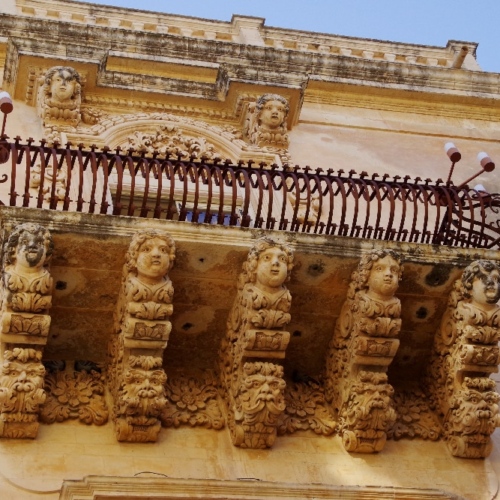 Détail architectural du Palais Nicolaci di Villadorata. Italie, Noto.