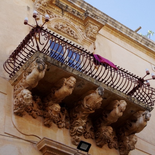 Détail architectural du Palais Nicolaci di Villadorata. Italie, Noto.