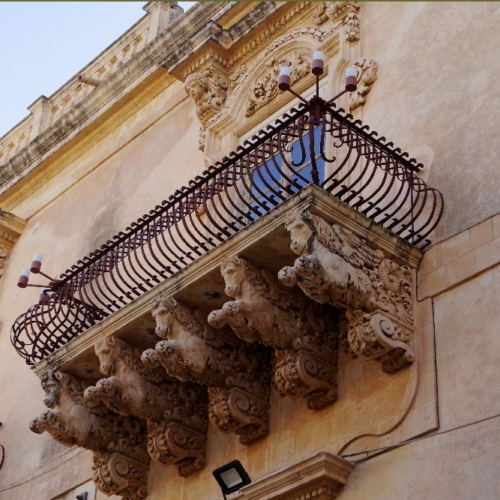 Détail architectural du Palais Nicolaci di Villadorata. Italie, Noto.