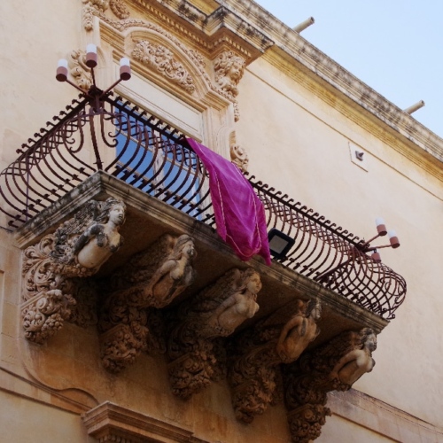 Détail architectural du Palais Nicolaci di Villadorata. Italie, Noto.