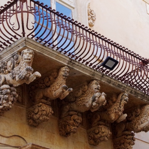 Détail architectural du Palais Nicolaci di Villadorata. Italie, Noto.