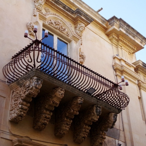 Détail architectural du Palais Nicolaci di Villadorata. Italie, Noto.