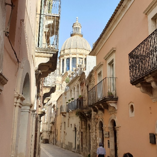 Dans les ruelles de Ragusa Abla, le Duomo apparaît. Italie, Raguse.