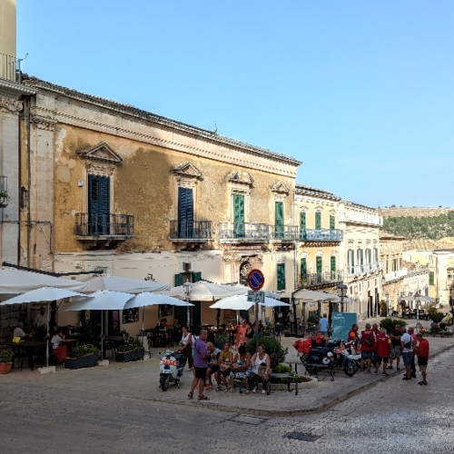 La place devant la cathédrale du dôme. Italie, Raguse.