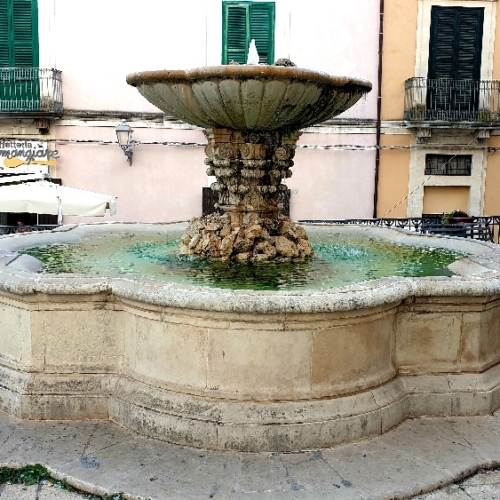 Jolie fontaine à Ragusa Abla. Italie, Raguse.