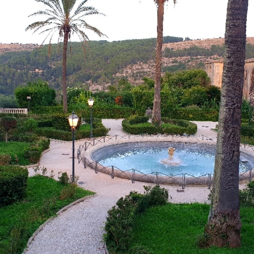 Un parc en bout de l'éperon rocheux de Ragusa Abla. Italie, Raguse.