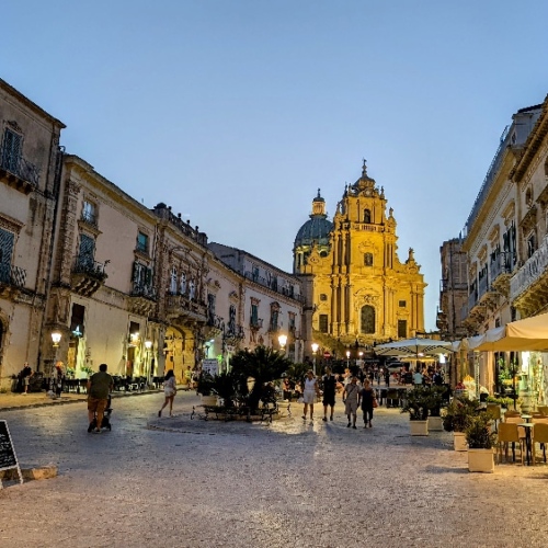 La place du Dôme le soir venu. Italie, Raguse.