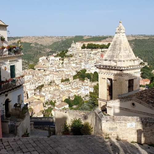 De Ragusa Superiore, vue sur Ragusa Abla. Italie, Raguse.