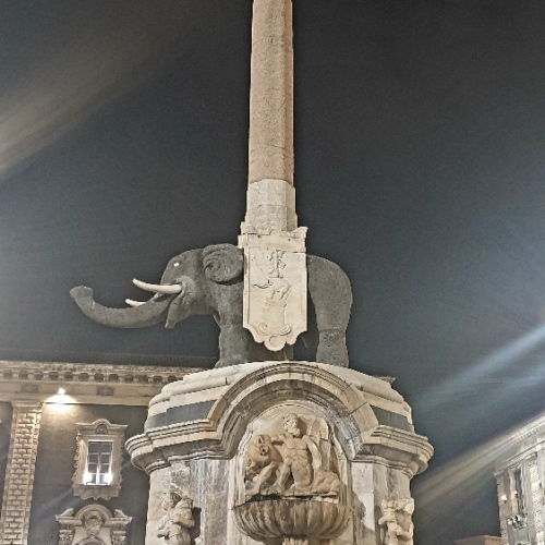 La fontaine à l'éléphant de Catane, symbole de la ville. Italie, Catane.