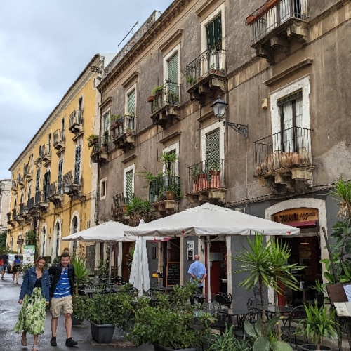 Rue dans le centre historique de Catane. Italie, Catane.
