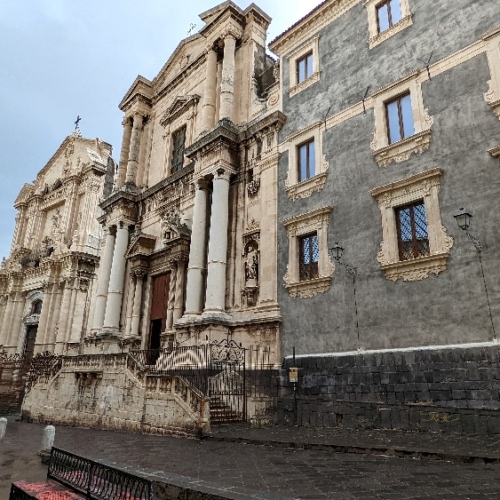 Rue dans le centre historique de Catane. Italie, Catane.
