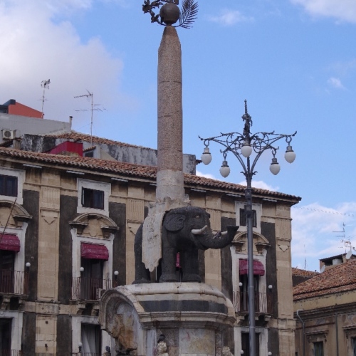 Place du Dôme, la fontaine à l'éléphant. Italie, Catane.