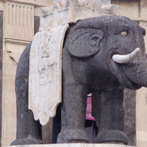 Place du Dôme, la fontaine à l'éléphant. Italie, Catane.