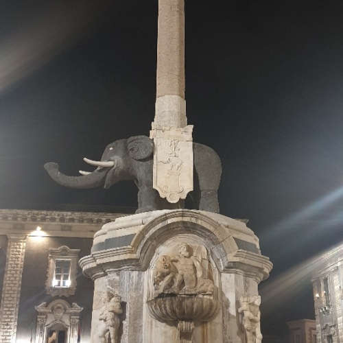 Place du Dôme, la fontaine à l'éléphant. Italie, Catane.
