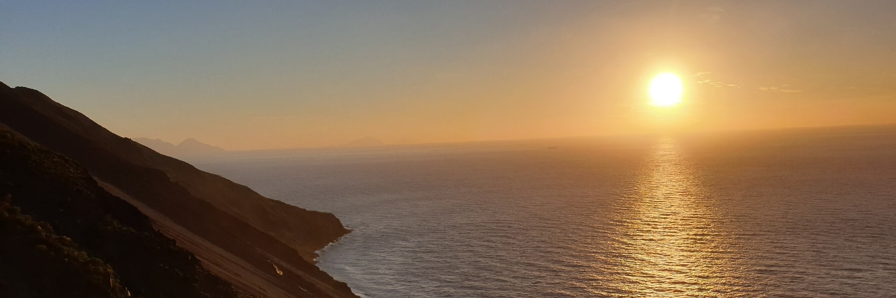 Coucher de soleil à Stromboli. Italie, Stromboli.