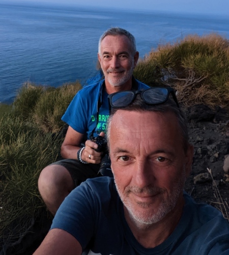 En poste, nous attendons les premières éruptions. Italie, Stromboli.
