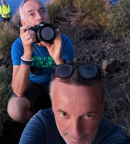 En poste, nous attendons les premières éruptions. Italie, Stromboli.