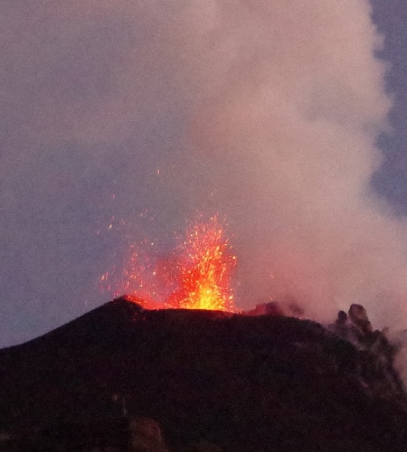 Éruption au sommet du Stromboli. Italie, Stromboli.