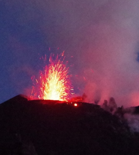 Éruption au sommet du Stromboli. Italie, Stromboli.